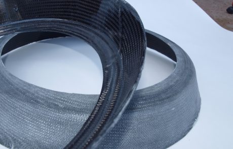 Luckförsäkning att montera i välvda däck för Kajaksports luckor runda 15, 20, och 24 cm och RWO luckor 20 cm. Försäkningen är gjuten i glas- och kolfiber.